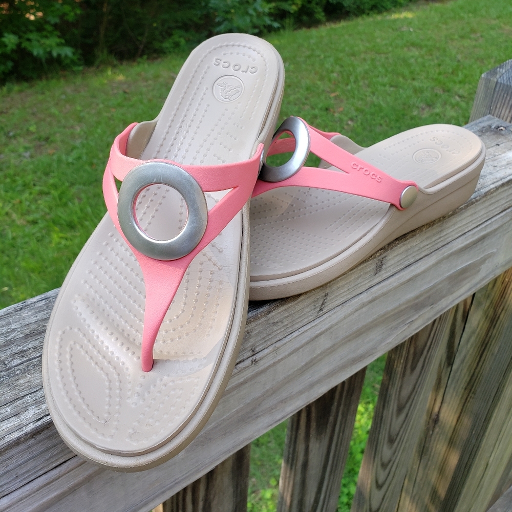 Crocs Flip Flop Sandals. Coral Thongs. Size 9.